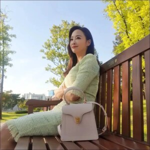 벤치에 앉아있는 노은지 기상캐스터